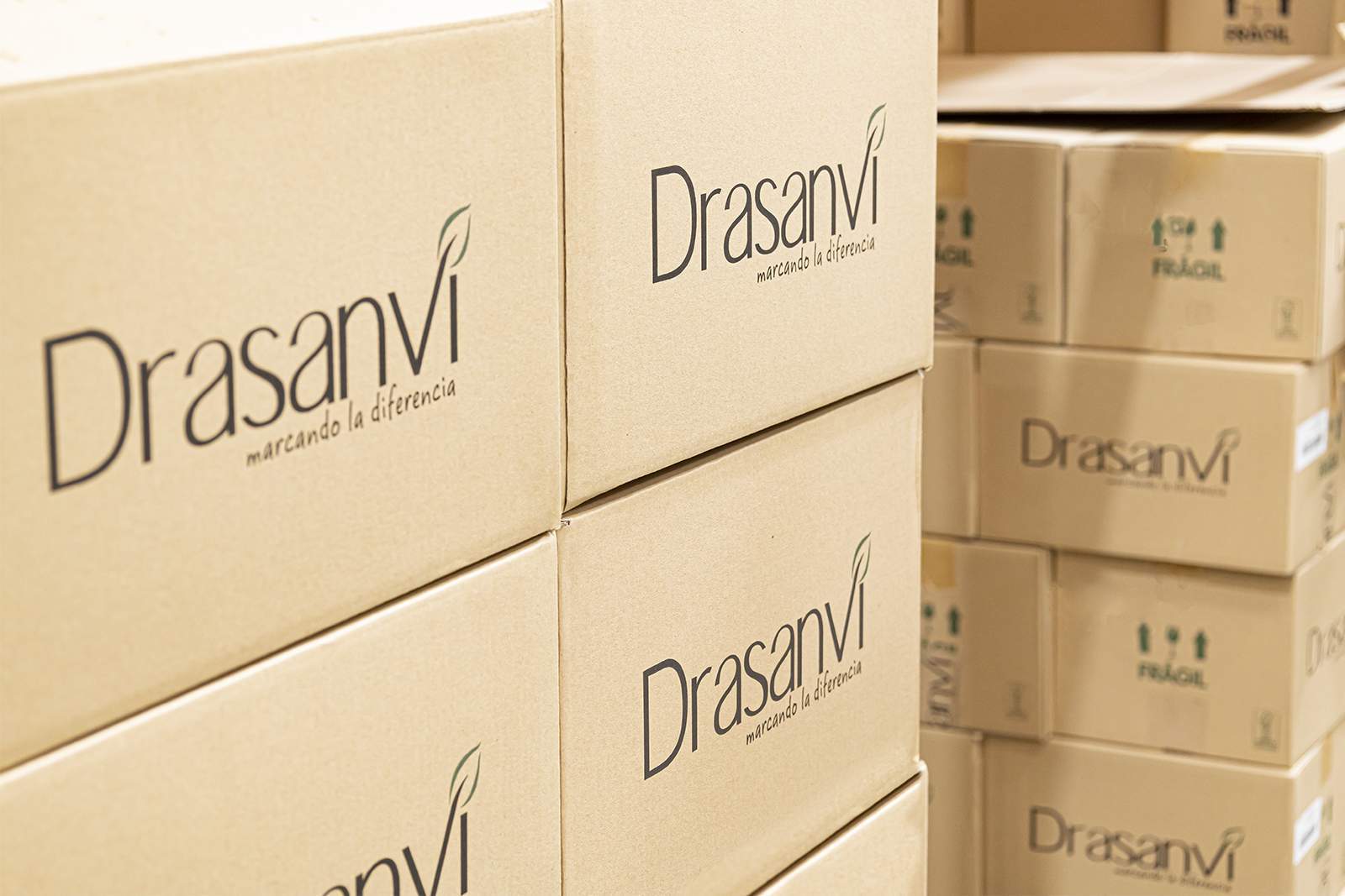 The distribution boxes are made of raw cardboard with gummed paper and recycled tape.