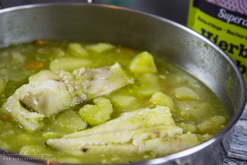 Bacalao con patatas en salsa verde con hierba de cebada