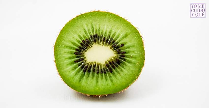El kiwi es rico en nutrientes: Vitamina C, fibra y ácido fólico
