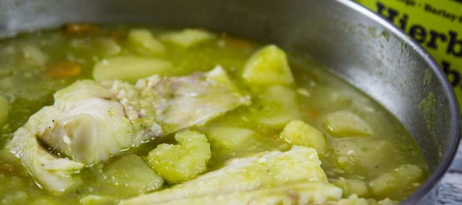 Bacalao con patatas en salsa verde con hierba de cebada