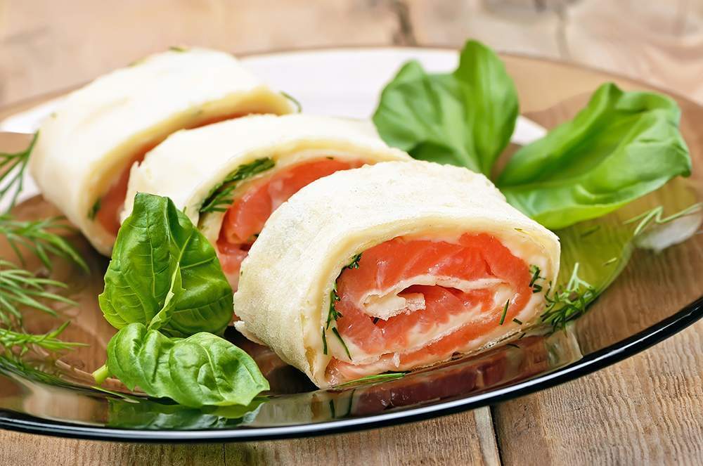 Roller de tortilla francesa y salmón con vinagreta de chlorella. 